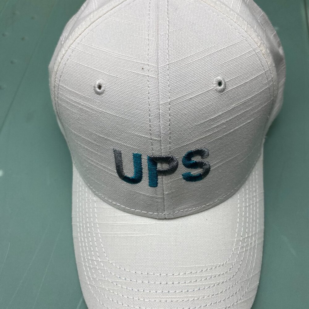 New white Fed Ex baseball hat A15